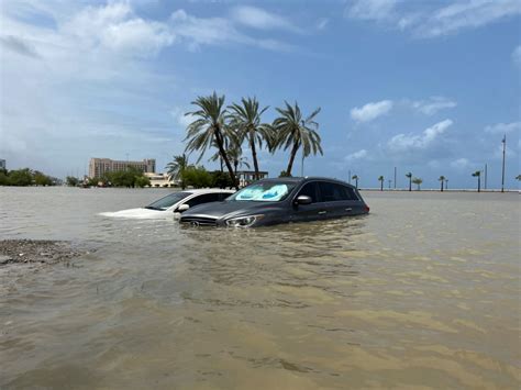 阿联酋遭遇洪水 汽车被水淹没