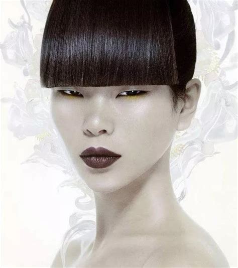 她是如何“一丑成名”，逆袭成为中国第一位世界超模的！_北京新时代模特学校 | 新时代国际模特培训基地
