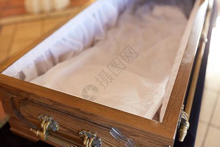 棺材顶写的五个字,材盖上写的五个字,材上面7个字写啥_大山谷图库