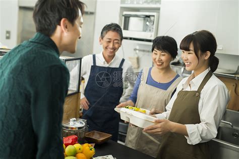 米练习时髦在咖啡馆工作的员工和客户食品业务高清图片下载-正版图片502167499-摄图网