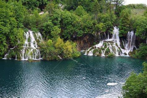 高山中风景如画的湖泊有瀑布高清图片下载-正版图片507203002-摄图网