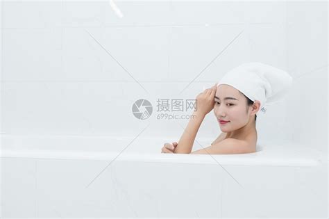 浴缸泡澡放松的年轻女性高清图片下载-正版图片500722829-摄图网