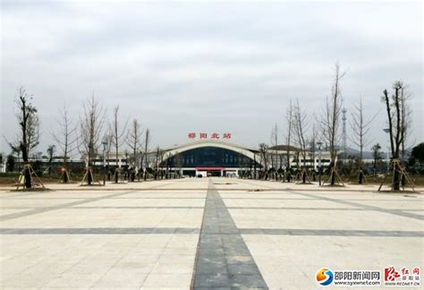 湖南邵阳市一个县，和市同名，有高铁站却距离县城约40公里