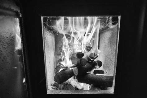 柴火在炉子里燃烧高清图片下载-正版图片505667958-摄图网