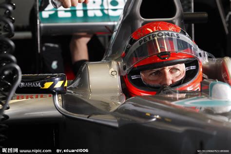世界顶尖赛车手汉密尔顿在沙特比赛戴彩虹头盔
