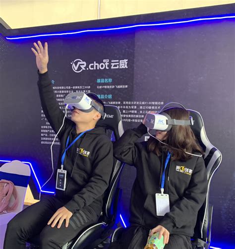 蓝色科技风虚拟世界VR项目介绍国外PPT模板 – 顶尖PPT