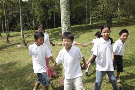 场面一度失控！幼儿园开学第一天，爹上树了…__凤凰网