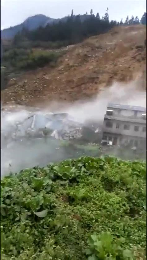 视频：四川泸州叙永县分水镇发生山体滑坡 山下几户人家被埋_手机新浪网