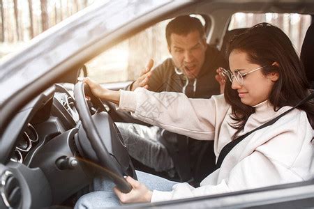 驾驶指导一位年轻女子第一次学会开车她的导师或男朋友高清图片下载-正版图片506553003-摄图网