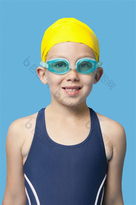 游泳的小男孩摄影图图片-包图网