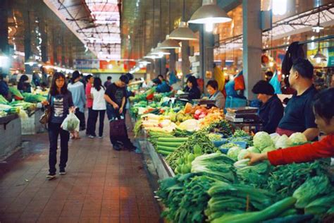 探访早上6点的成都菜市保供：通宵采购备货，上万斤蔬菜新鲜上架_四川在线