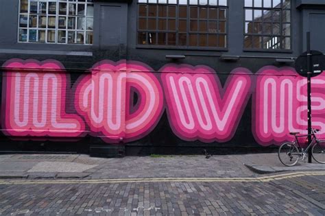 妇女在伦敦夜里用平板电脑拍摄爱情锁高清图片下载-正版图片501845773-摄图网