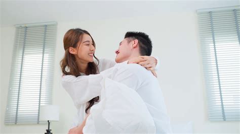 年轻夫妻户外浪漫婚纱照高清图片下载-正版图片501694973-摄图网