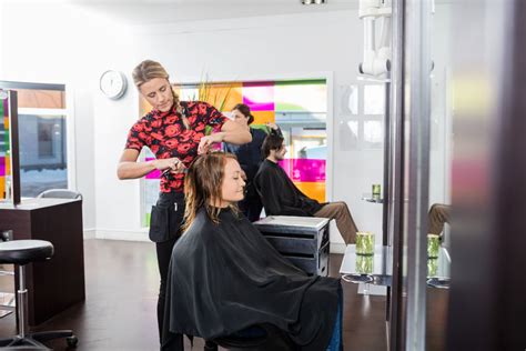 专业理发师在美发店和客户一起工作用剪发梳子高清图片下载-正版图片502658762-摄图网