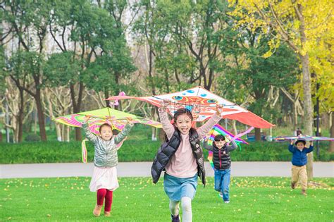 玩耍小孩摄影图__儿童幼儿_人物图库_摄影图库_昵图网nipic.com