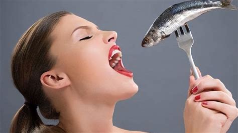 鱼刺卡到喉咙怎么办解救方法（你家买几条鱼了？ 鱼刺卡喉，咋办？吞饭、喝醋？正确处理方法来了） | 说明书网