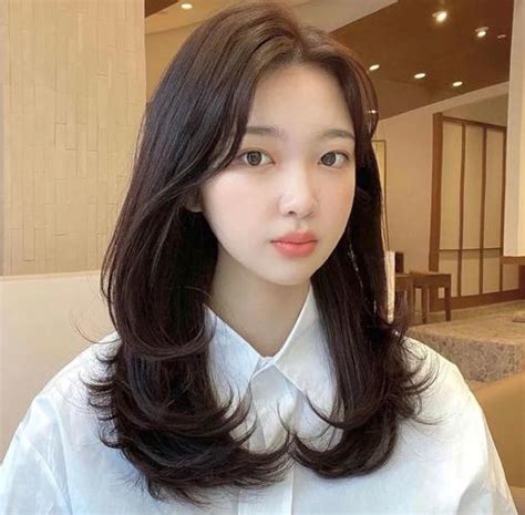 甜美女生头像内扣头发