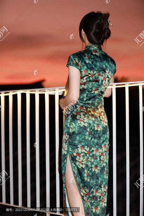 女生温柔头像背影旗袍