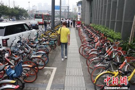 成都一地铁站共享单车“车满为患”|共享单车|地铁站|张浪_新浪新闻