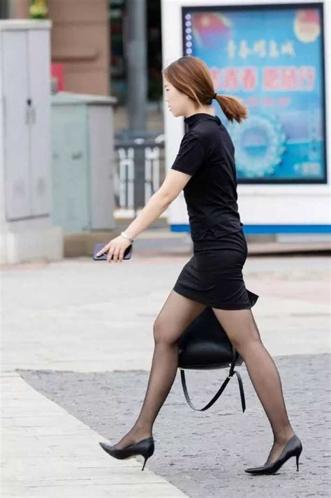 包臀裙+“黑丝袜”的职业女性，令人着迷_丝袜街拍_中国丝袜网