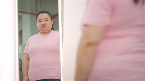美国400斤重女孩在线表演抖肚子狂吃 7岁体重超百斤_国际新闻_南方网