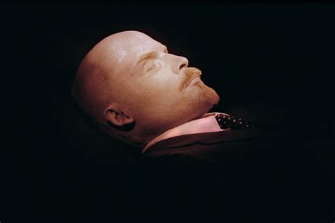 拍完列宁历史电影，导演提议将遗体从红场迁出安葬