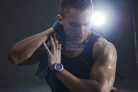 在健身房训练期间汗流浃背的男人高清图片下载-正版图片507271861-摄图网
