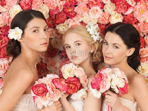 有三个女人 背景上满是玫瑰已婚冒充新娘女子女性花圈未婚牡丹婚姻花束高清图片下载-正版图片322199497-摄图网