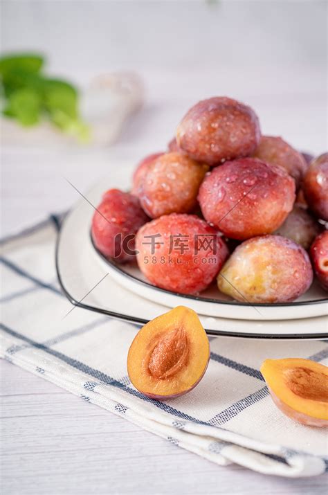 食品新鲜水果鲜甜西梅摄影图配图高清摄影大图-千库网
