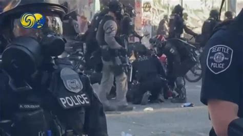 美国西雅图爆发骚乱：示威者与警方激烈对峙 警方逮捕11人_凤凰网视频_凤凰网