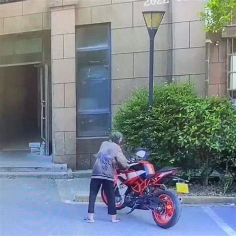 “老人故意推倒摩托车案”，又有新消息|浦东新区|摩托车|老人_新浪新闻