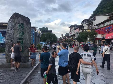 桂林旅游：阳朔西街步行街，吃喝玩乐哪都好，就是物价贵了点|西街|步行街|阳朔_新浪新闻
