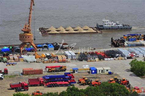 黑龙江省首批“船边直提”模式进口货物在黑河顺利通关-人民图片网
