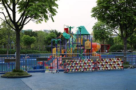 小区里的儿童游乐场高清图片下载-正版图片501579548-摄图网