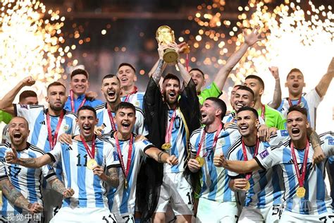 捧杯时刻！梅西高举大力神杯 阿根廷第三次夺得世界杯冠军_PP视频体育频道