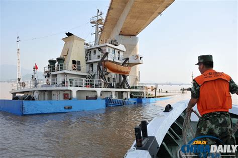 浙江5000吨级货船撞大桥遇险 货舱进水沉底 - 青岛新闻网