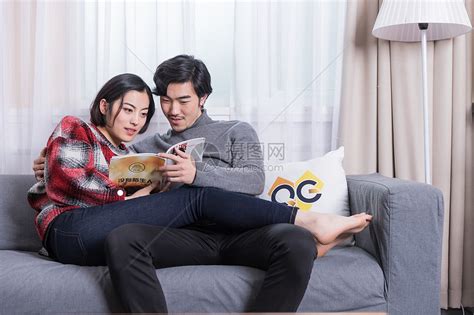 依偎在沙发上的情侣看书高清图片下载-正版图片500810893-摄图网