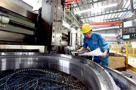 鄂州市恒基智能装备制造公司工人在加工机件