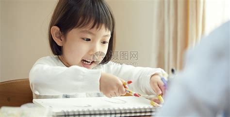 小女孩在家绘画高清图片下载-正版图片502272587-摄图网