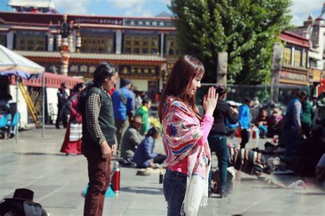 实拍：拉萨街头藏族美女，气质不输内地游客！|藏族|拉萨|美女_新浪新闻