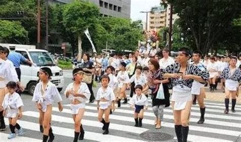 日本“光屁股节”男人不穿裤子游行大街，女人好意思看吗？