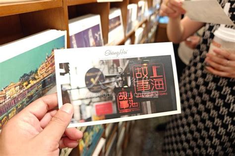 上海“豫园邮站”人气十足 文创明信片受欢迎-人民图片网