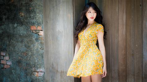 黄色美女照片图片