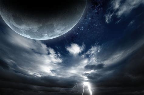 恐怖的末日灾难图片-天空中逼近的月亮和恐怖的闪电素材-高清图片-摄影照片-寻图免费打包下载