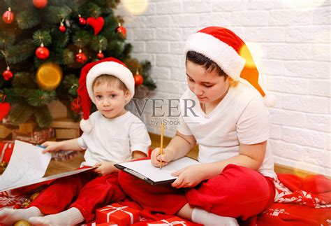 圣诞节期间，孩子们给家里的圣诞老人写信。新年快乐照片摄影图片_ID:403702254-Veer图库