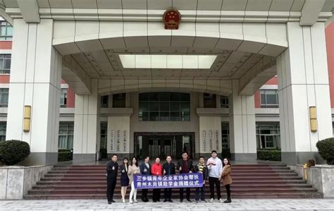 3月23日上午，三乡镇妇联主席吴惠漳来到兴隆制衣厂有限公司，深入了解“妈妈岗”生产车间运作情况及姐妹们的工作现状。