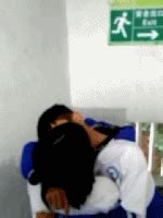 亲嘴小女孩动图图片