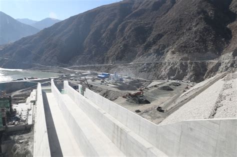 中国水利水电第五工程局有限公司 基层动态 巴塘水电站溢洪道工程主体混凝土全线完工