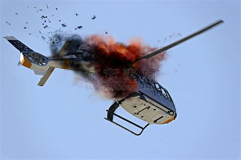 直升机吊摔奔腾X40模拟翻滚事故，气囊侧气帘未弹出，这料有点大_搜狐汽车_搜狐网