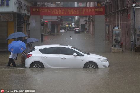 武汉：暴雨再度来袭 市民冒雨出行|暴雨|武汉|出行_新浪新闻